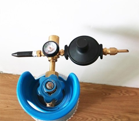 Reduktor do butli z helem, z manometrem, regulatorem ciśnienia