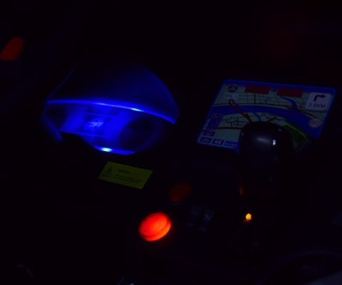 JEEP POLICJA 4X4, 2x12V Z AMORTYZATORAMI, PILOT, REDUKTOR/ XMX-601