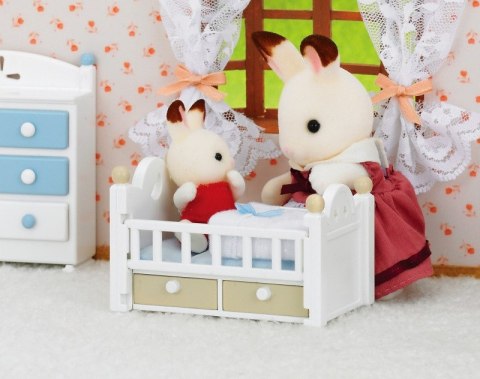 Sylvanian Families | Łóżko dziecięce z dzieckiem Królików z Czekoladowymi Uszkami 5017