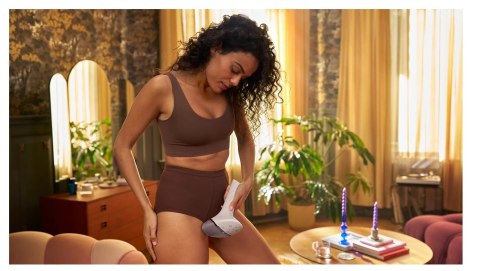 Urządzenie do depilacji IPL z technologią SenseIQ | BRI977/00 Lumea 9900 Series | Żywotność żarówki (błyski) 450.000 | Liczba po